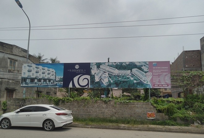 Dưới tấm biển quảng cáo của “dự án ma” là một trong 02 mảnh đất đã được các đối tượng mua gom bán cho người dân.