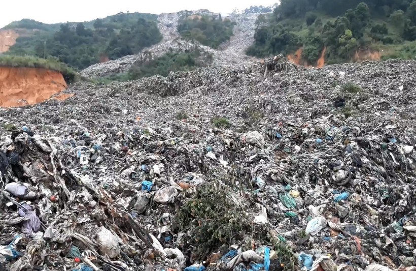 Bãi rác Cam Ly (TP Đà Lạt) bất ngờ đổ sập, hàng ngàn tấn rác trượt xuống tạo thành "suối rác" kéo dài hàng km, vùi lấp nương rẫy, trang trại người dân. Ảnh: Vietnamnet.
