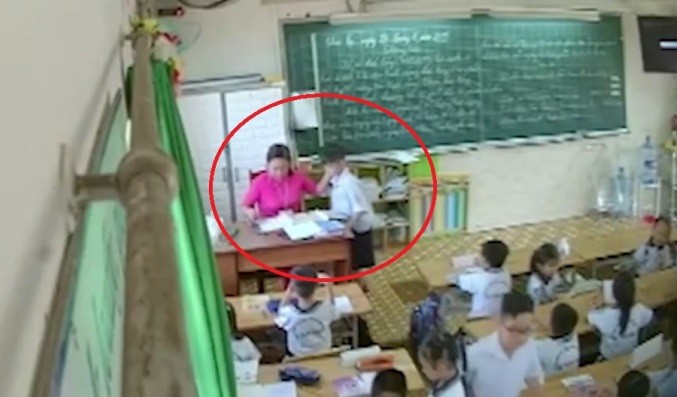 Cô giáo có hành vi đánh, nhéo tai và mắng chửi học sinh thường xuyên được camera ghi lại.