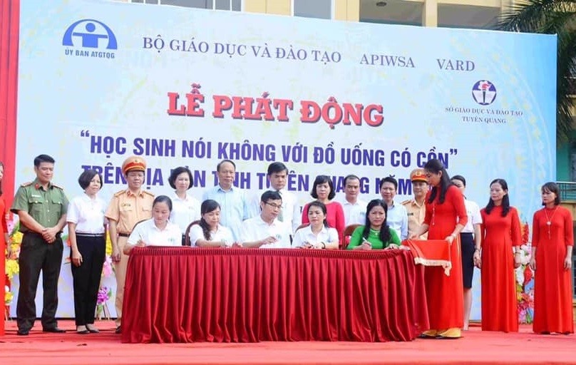 Bộ Giáo dục và Đào tạo trong một buổi Lễ phát động tại Trường THPT  Nguyễn Văn Huyên, Tuyên Quang