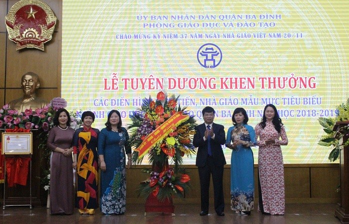 Lãnh đạo Quận ủy, HĐND, UBND quận Ba Đình tặng hoa chúc mừng