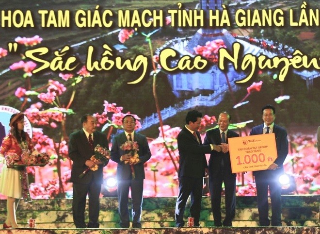 Đại diện Tập đoàn T&T Group đã trao tặng tỉnh Hà Giang 1.000 căn nhà tình nghĩa cho người nghèo, người có công của tỉnh