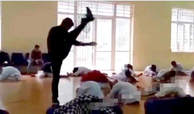 Hình ảnh cắt từ clip cho thấy thầy giáo dạy võ tung cao chân rồi giáng rất mạnh xuống lưng học viên.