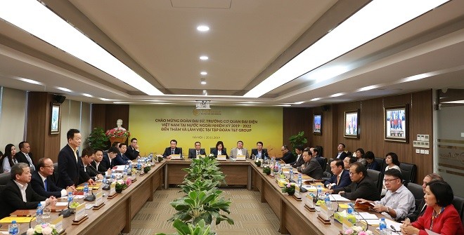 Chủ tịch HĐQT kiêm Tổng giám đốc Tập đoàn T&T Group Đỗ Quang Hiển phát biểu chào mừng các đại sứ, trưởng cơ quan đại diện của Việt Nam tại nước ngoài đến thăm và làm việc với Tập đoàn T&T Group.