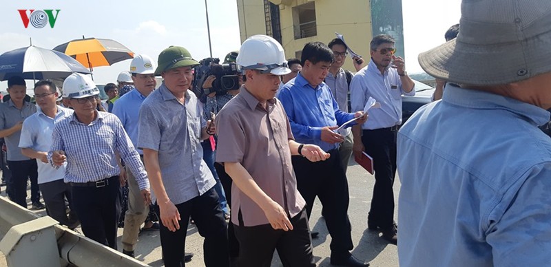 Bộ trưởng Bộ GTVT Nguyễn Văn Thể đi thị sát mặt cầu Thăng Long và đã cam kết sẽ tìm giải pháp để sửa chữa mặt cầu Thăng Long tốt nhất 7-10 năm. Ảnh VOV