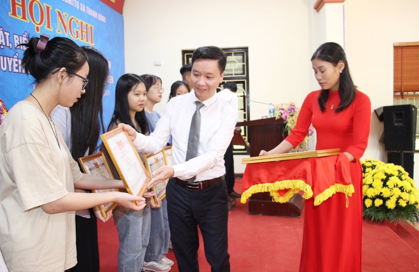 Đồng chí Trần Ngọc Thông – Bí thư Đảng ủy xã tặng bằng khen cho các học sinh trúng tuyển đại học năm học 2020 tại buổi lễ.