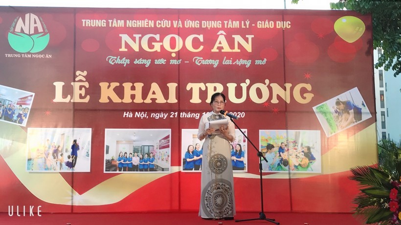 Bà Nguyễn Thị Hoàng Yến-Chánh Văn phòng Hội khoa học Tâm ý giáo dục Việt Nam công bố quyết định thành lập Trung tâm.