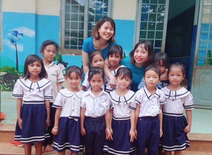 Cô Hà Thị Mai Hương (bên phải) cùng các học trò