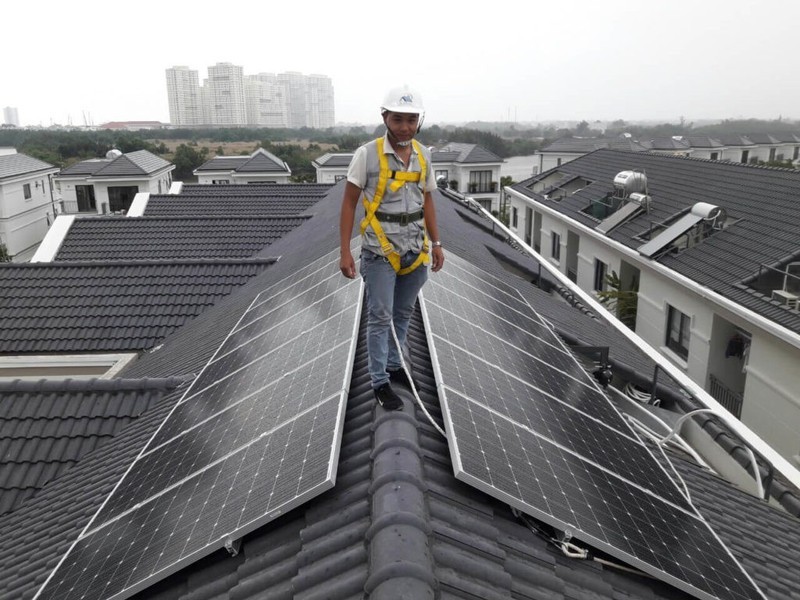 Lắp đặt pin năng lượng mặt trời trên mái nhà. Ảnh Internet