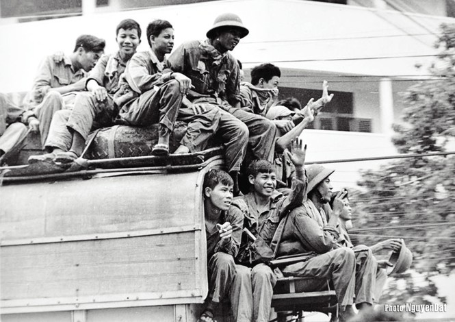 Hình ảnh quân giải phóng tiến vào Sài Gòn, vẫy tay chào người dân