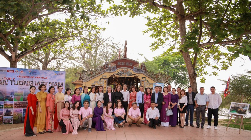 Các đại biểu, khách mời chụp ảnh lưu niệm tại Lễ công bố kết quả "Top 7 Ấn tượng Việt Nam 2022". (Ảnh: Hoàng Hải).