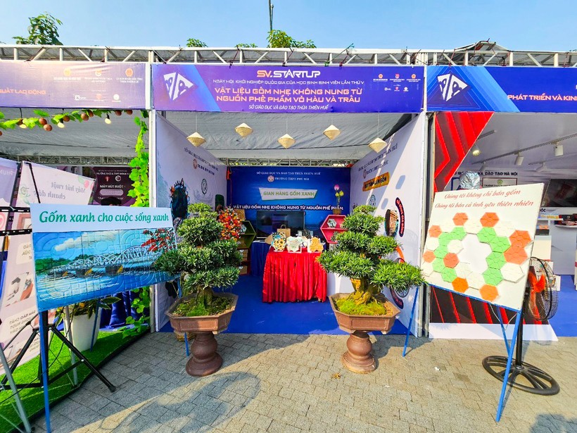 Các sản phẩm gốm không nung từ vỏ hàu và vỏ trấu của nhóm học sinh trường THPT Phú Bài tại Ngày hội khởi nghiệp Quốc gia lần V.
