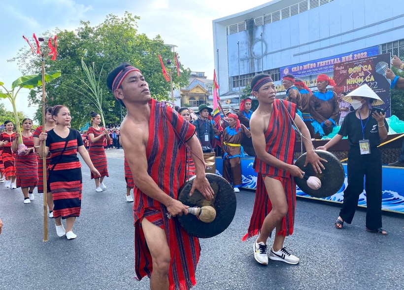 Lễ hội Azakooh của dân tộc Pa Cô (huyện A Lưới, tỉnh Thừa Thiên Huế) trong Lễ hội đường phố 'Sắc màu văn hóa' Festival Huế 2022. (Ảnh: Hoàng Hải).