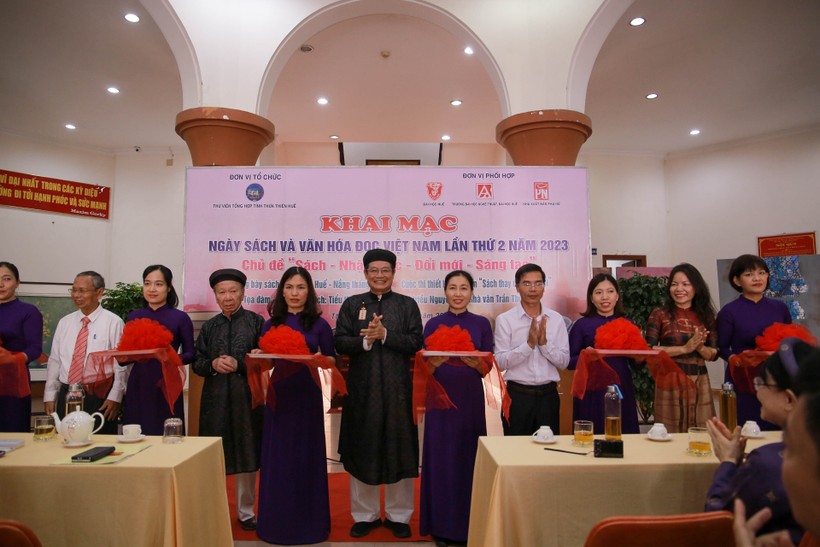 Các đại biểu, khách mời cắt băng khai mạc Ngày Sách và Văn hóa đọc Việt Nam lần thứ 2 năm 2023 (Ảnh: Hoàng Hải).