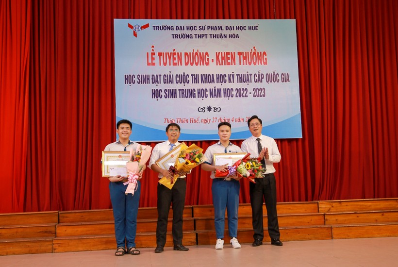 Trao giấy khen cho 2 học sinh Trường THPT Thuận Hóa.