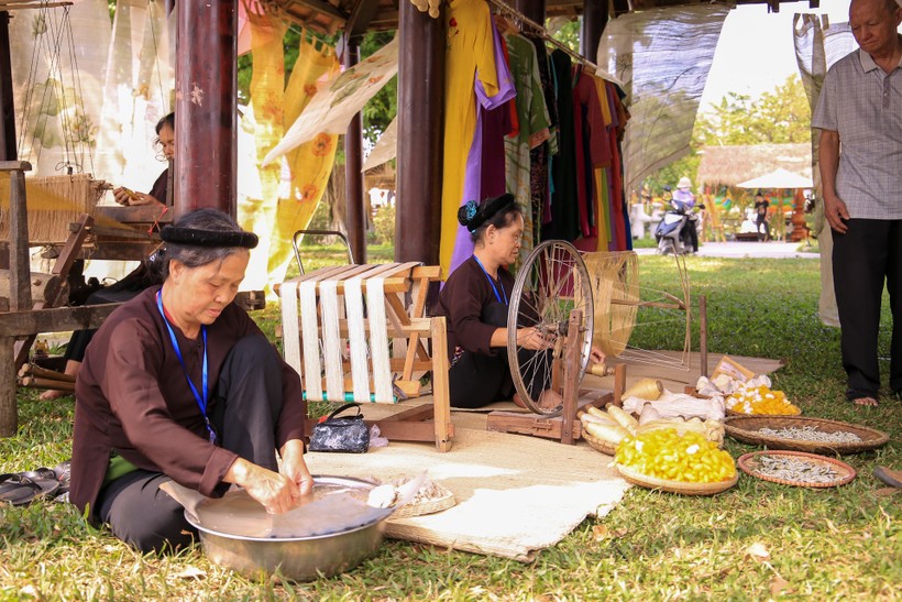 Các nghệ nhân nghề, làng nghề truyền thống tại Không gian trưng bày, giới thiệu sản phẩm làng nghề (Ảnh: Hoàng Hải).