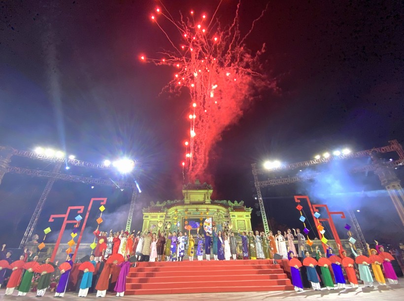 Pháo hoa khép lại lễ bế mạc Festival nghề truyền thống Huế 2023. (Ảnh: Hoàng Hải).