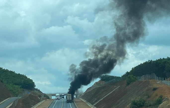 Xe container bốc cháy dữ dội trên cao tốc Cam Lộ - La Sơn. (Ảnh: MXH).