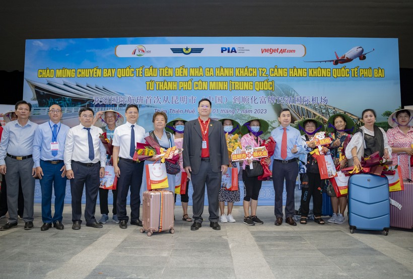 Lãnh đạo tỉnh Thừa Thiên - Huế chào đón chuyến bay quốc tế đầu tiên đến Huế với 230 hành khách.
