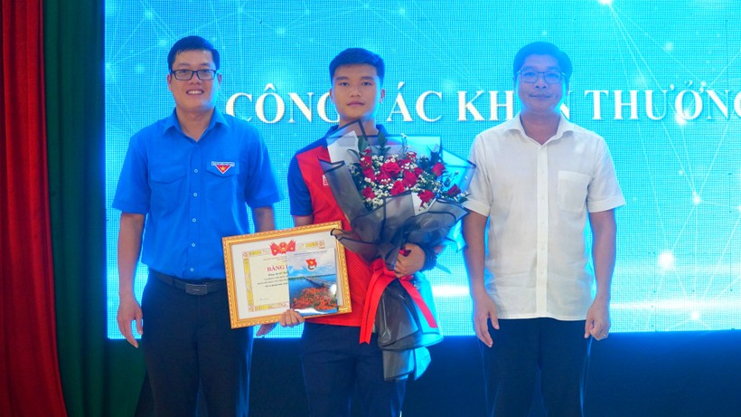 Anh Nguyễn Thanh Hoài, Bí thư Tỉnh đoàn Thừa Thiên - Huế (Áo xanh, bên trái) và ông Nguyễn Chí Tài, Trưởng Ban Dân vận Tỉnh ủy (áo trắng, bên phải) trao tặng Bằng khen cho VĐV Lê Quốc Nhật Nam.
