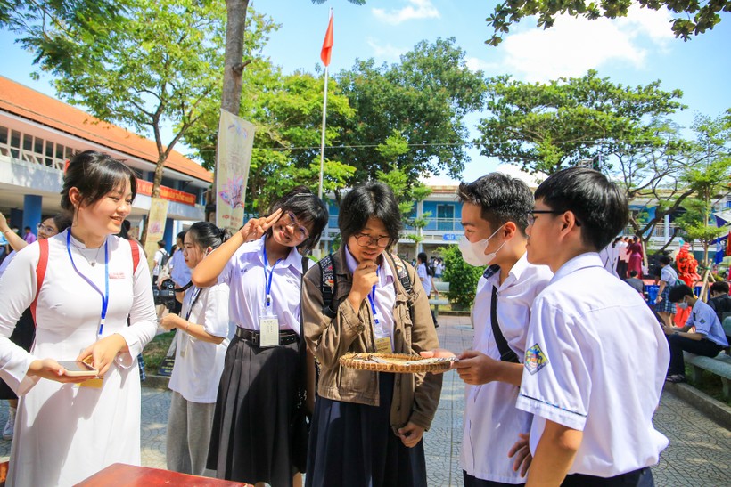 Học sinh 7 quốc gia tham dự Hội trại thanh thiếu niên đầu tiên tại Việt Nam. (Ảnh: Hoàng Hải).
