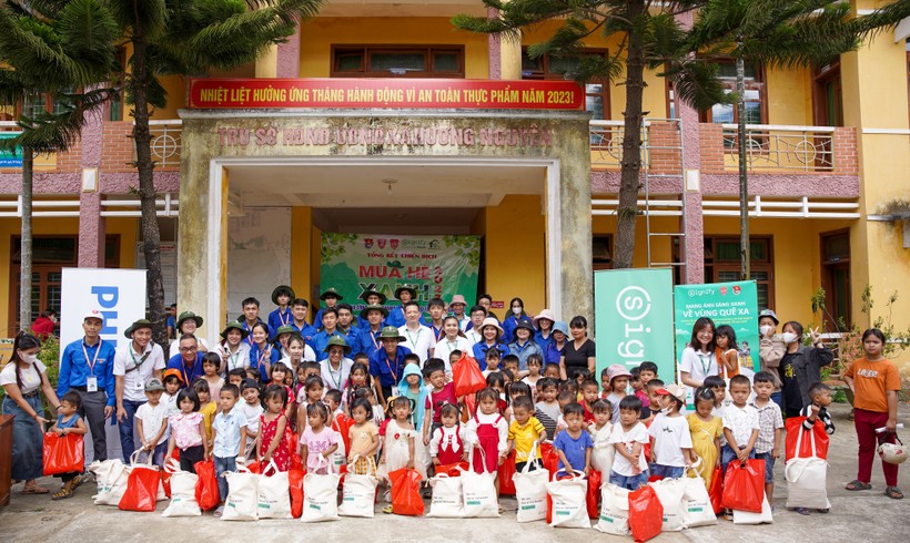 Trao các suất quà cho các em học sinh mầm non xã Hương Nguyên, huyện A Lưới, tỉnh Thừa Thiên - Huế.
