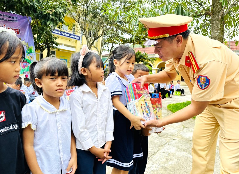 CSGT tặng sách cho các em học sinh Trường Tiểu học Hồng Vân, huyện A Lưới. (Ảnh: CACC).