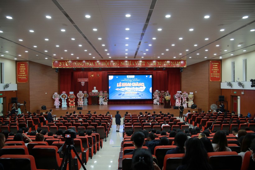 Hơn 600 sinh viên Khoa Quốc tế, ĐH Huế hân hoan chào đón khai giảng năm học mới. (Ảnh: Hoàng Hải).