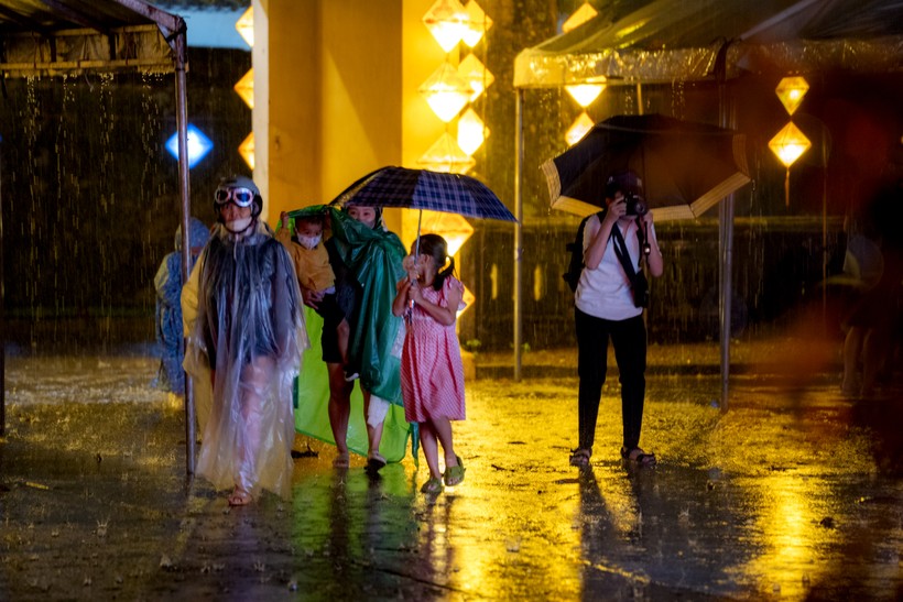 Người dân và du khách ‘đội mưa’ ngắm đèn lồng lung linh trong Đại Nội Huế.