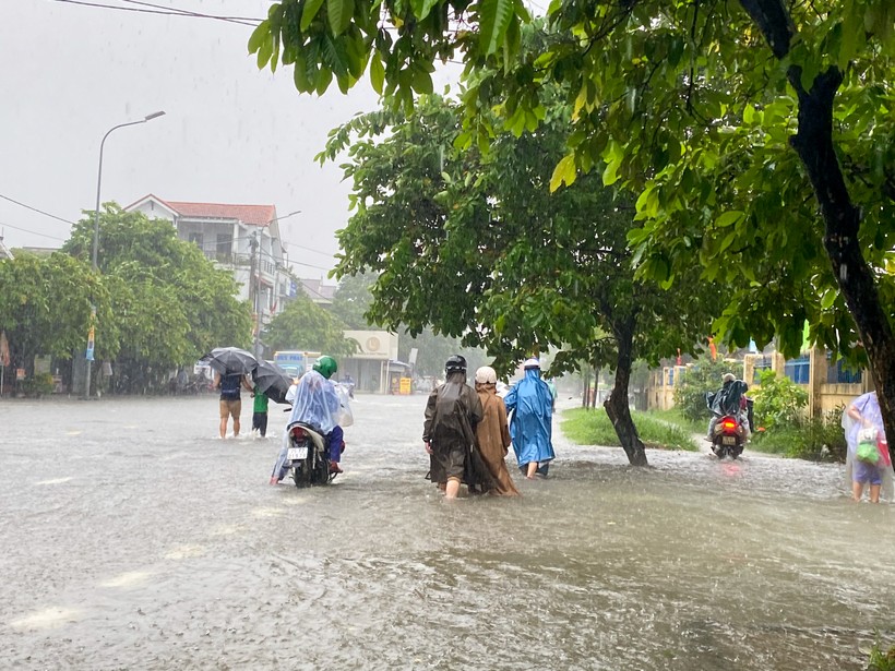 Cảnh báo mưa lớn tiếp diễn tại Thừa Thiên - Huế. (Ảnh: Hoàng Hải).
