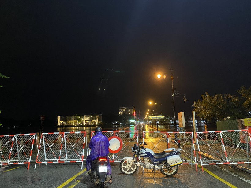 Lực lượng chức năng lập rào chắn tại cầu Đập Đá, TP Huế do nước tràn qua đập. (Ảnh: Hoàng Hải).
