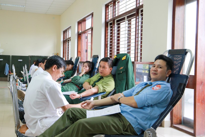 Hơn 200 cán bộ, giảng viên, SV Trung tâm Giáo dục quốc phòng và an ninh, ĐH Huế hiến máu tình nguyện.