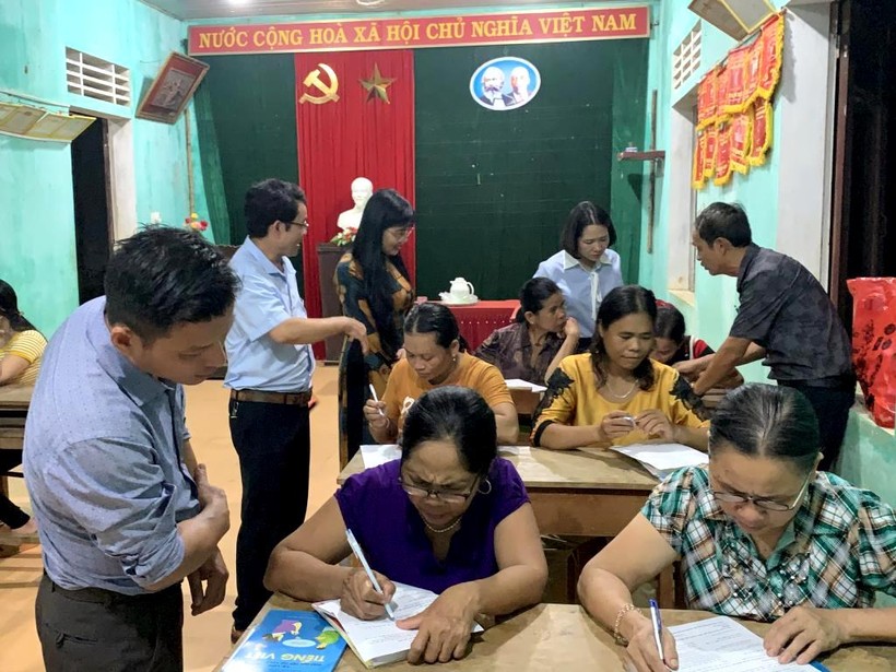 Đoàn công tác của Bộ GD&ĐT đến làm việc, khảo sát, đánh giá việc thực hiện công tác xóa mù chữ tại huyện Nam Đông. (Ảnh: Kim Ngân)