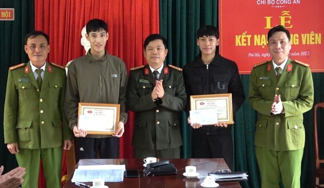 Lãnh đạo Công an TP Huế trao thư khen và tiền khen thưởng cho anh Lê Bá Đoàn và anh Ngô Tuấn Ngọc. (Ảnh: CACC).