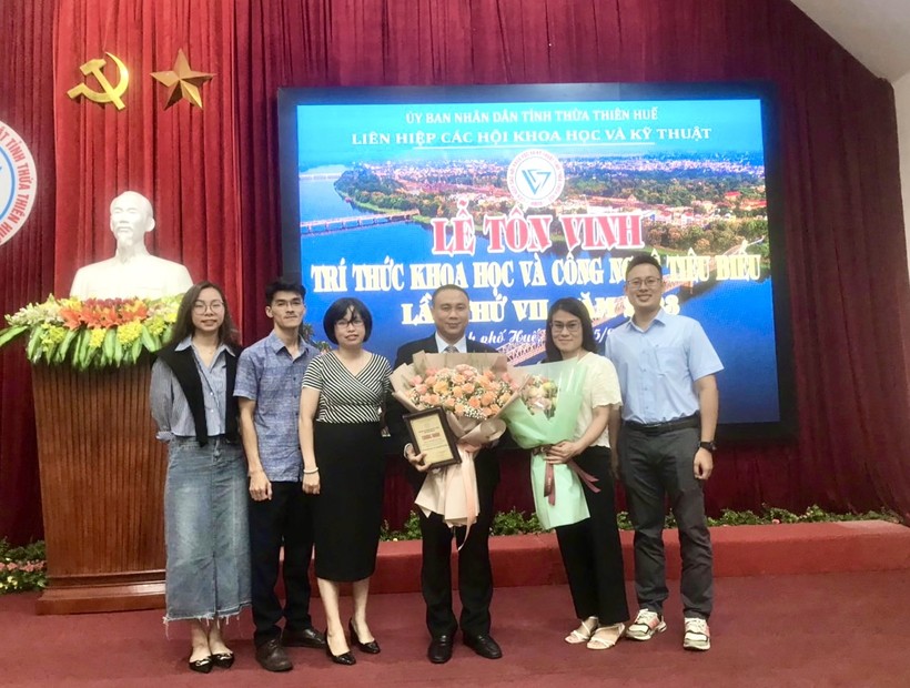 PGS.TS Nguyễn Hữu Ngữ (thứ 4, từ trái sang) - Trưởng Khoa Tài nguyên đất và Môi trường nông nghiệp (Trường Đại học Nông lâm). (Ảnh: NVCC)