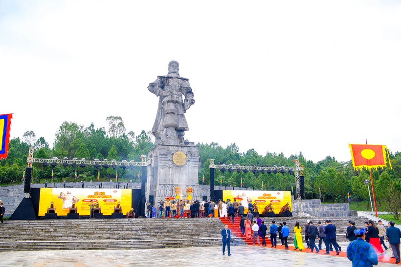 Dâng hương kỷ niệm 235 năm Nguyễn Huệ lên ngôi hoàng đế và xuất binh đại phá quân Thanh.