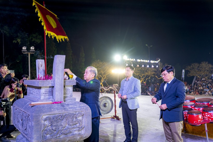 Lãnh đạo tỉnh Thừa Thiên Huế thắp hương trước tượng đài vua Quang Trung.