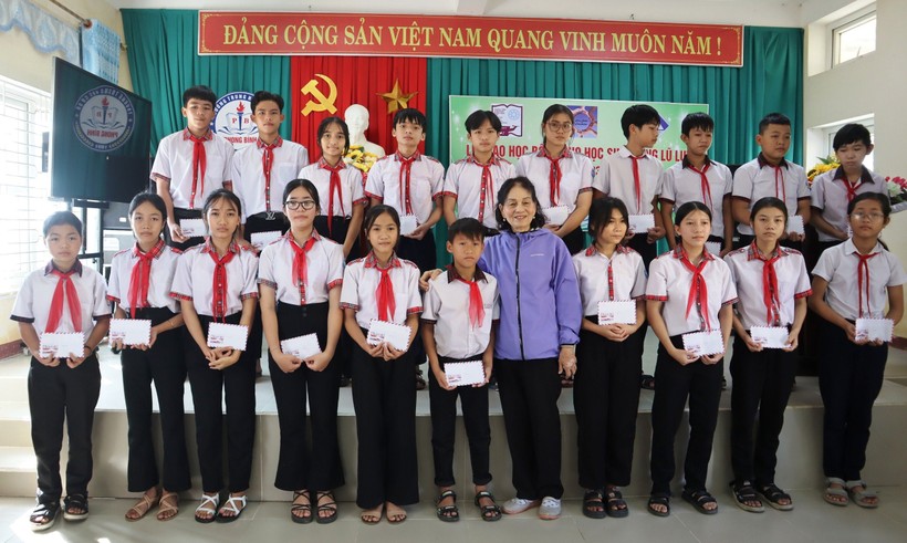 Trao 100 suất học bổng cho học sinh vùng lũ, khó khăn của 3 xã ở Thừa Thiên Huế.