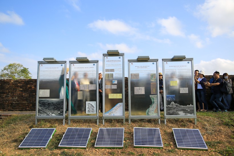 Hệ thống tấm pin năng lượng mặt trời được trang bị để chiếu sáng tài liệu triển lãm về đêm.