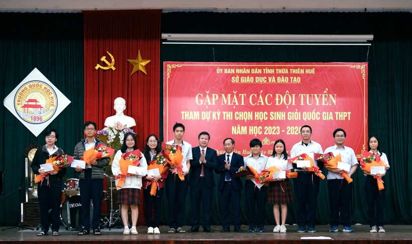 Lãnh đạo Sở GD&ĐT tỉnh Thừa Thiên - Huế gặp mặt các đội tuyển tham dự Kỳ thi chọn học sinh giỏi quốc gia THPT năm học 2023 - 2024.