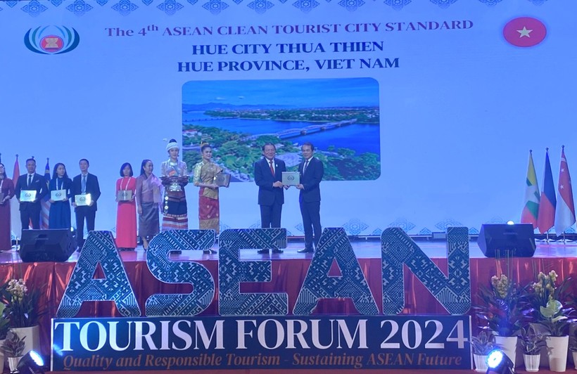 Chủ tịch UBND TP Huế Võ Lê Nhật (bên phải) nhận giải thưởng Thành phố Du lịch Sạch ASEAN. (Ảnh: Sở Du lịch Thừa Thiên Huế).