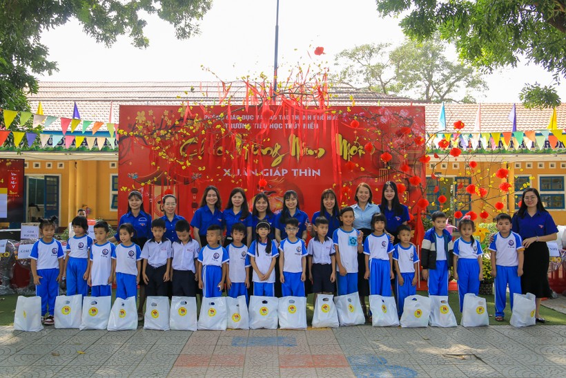 Gần 150 suất quà trao cho học sinh nghèo tại Huế nhân dịp Tết Giáp Thìn 2024. (Ảnh: Hoàng Hải)