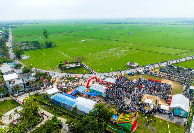 Toàn cảnh Lễ hội vật làng Sình tại xã Phú Mậu, TP Huế.