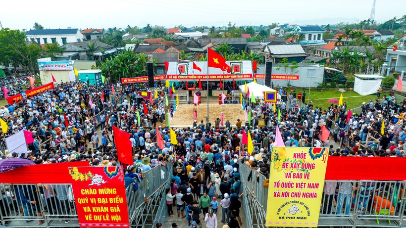 Lễ hội thu hút đông đảo người dân địa phương và du khách tham gia.