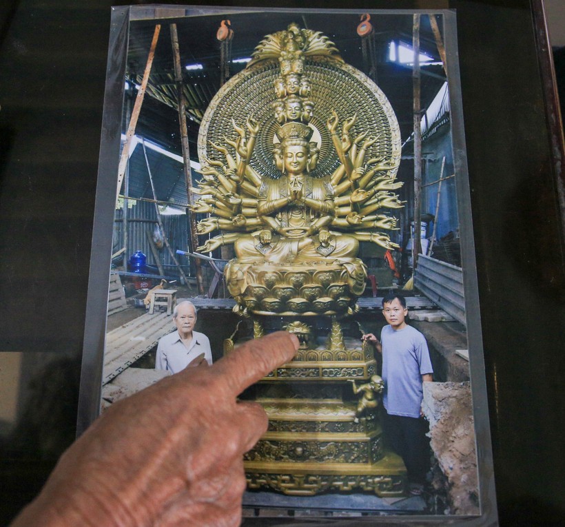 Ông Viện giới thiệu về bức ảnh kỷ niệm của ông và người con trai khi hoàn thành tượng Phật.