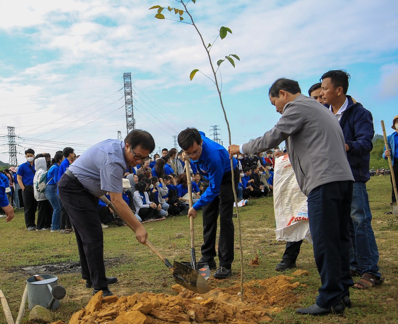 Đại học Huế trồng 1.000 cây xanh đầu Xuân Giáp Thìn 2024. 