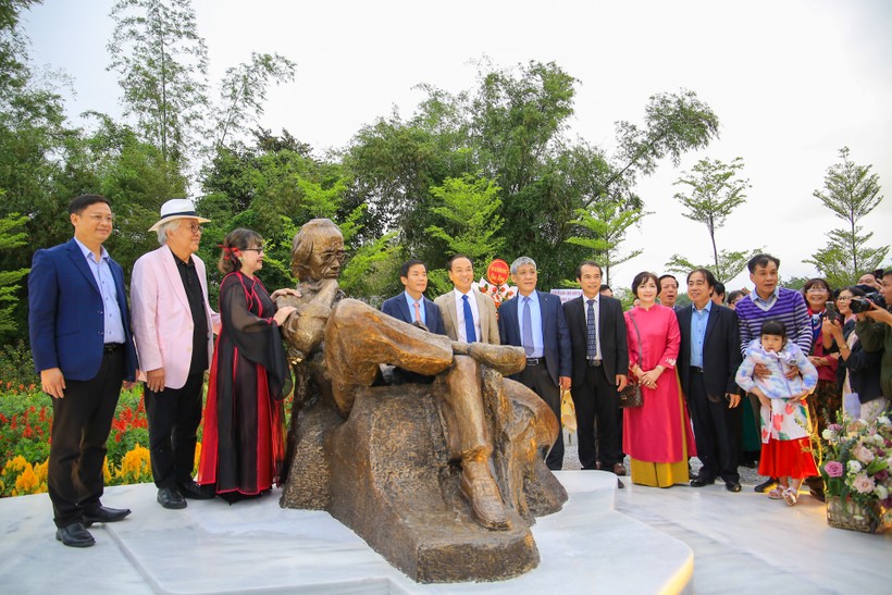 Bức tượng nhạc sĩ Trịnh Công Sơn được đặt trang trọng bên dòng sông Hương. (Ảnh: Hoàng Hải)
