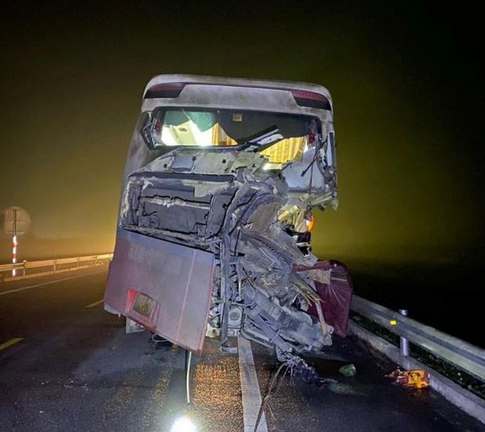 Tai nạn nghiêm trọng trên cao tốc Cam Lộ - La Sơn. (Ảnh: MXH).