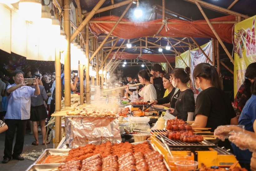 Hàng trăm món ăn 3 miền có mặt tại Tuần lễ ẩm thực truyền thống Huế 2024.