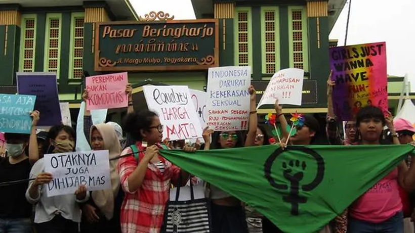 Người dân tại thành phố Yogyakarta (Indonesia) diễu hành phản đối nạn quấy rối tình dục.